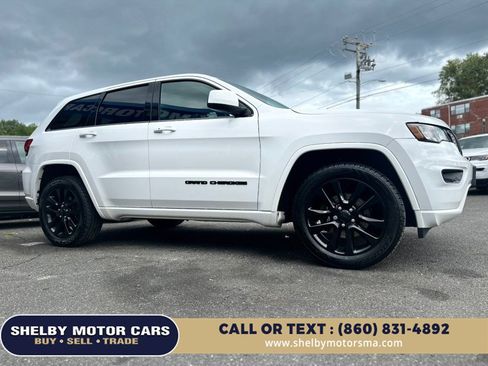 Used 2017 Jeep Grand Cherokee Altitude AWD/4WD image 3