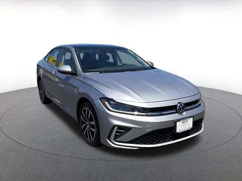 Used 2025 Volkswagen Jetta SE FWD image 3