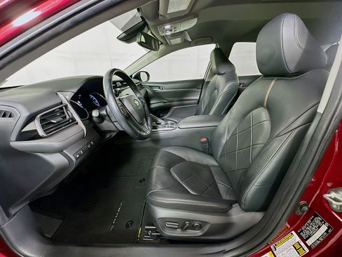 Used 2019 Toyota Camry XLE image 13