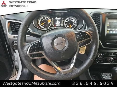 Used 2020 Jeep Cherokee Latitude FWD image 11