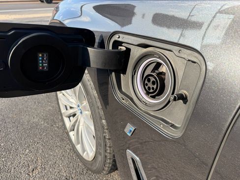 Used 2018 BMW 740e xDrive image 32