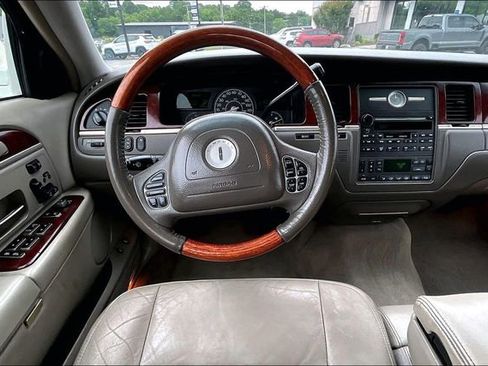 Used 2003 Lincoln Town Car Signature RWD image 8