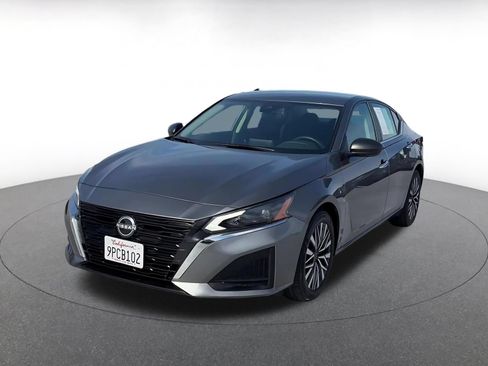 Used 2025 Nissan Altima 2.5 SV FWD image 7