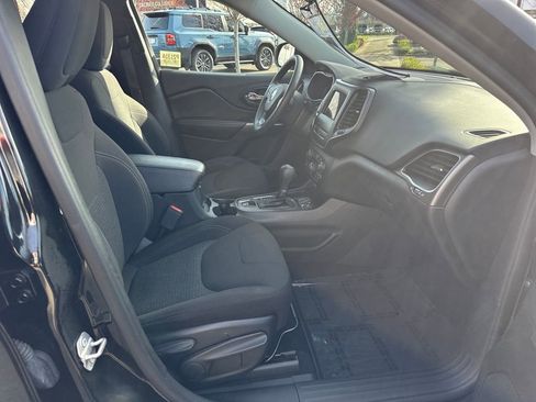 Used 2019 Jeep Cherokee Latitude w/ Popular Appearance Group FWD image 17