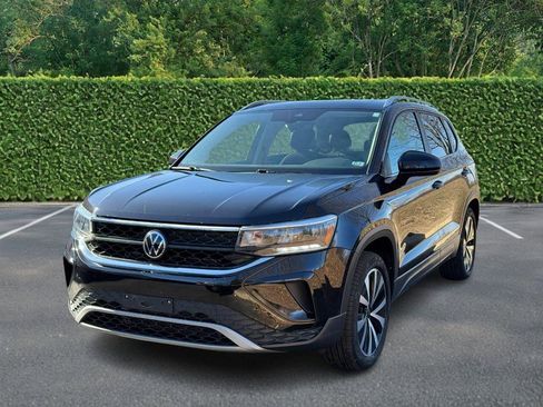 Used 2023 Volkswagen Taos SE w/ Panoramic Sunroof Package image 6