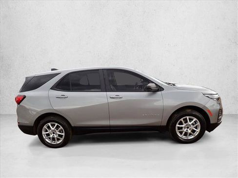 Used 2024 Chevrolet Equinox LS w/ LS Convenience Package AWD/4WD image 3