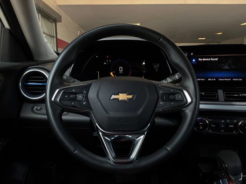 Used 2025 Chevrolet Trax LT w/ LT Convenience Package FWD image 32