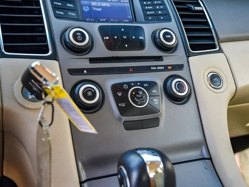 Used 2013 Ford Taurus SE image 22
