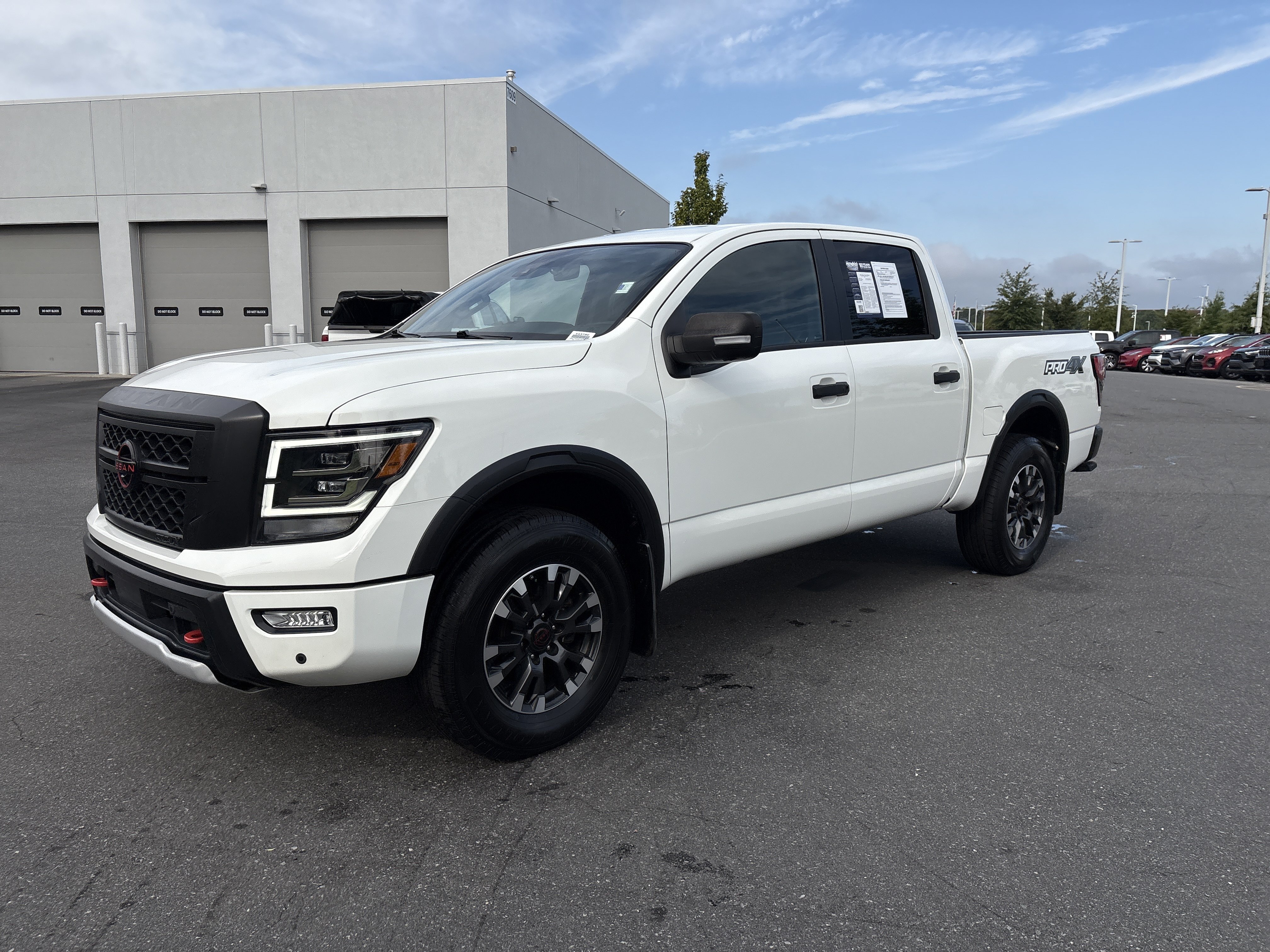 Used 2023 Nissan Titan PRO-4X w/ Pro-4x Convenience Package AWD/4WD image 5