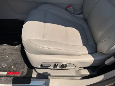 Used 2019 GMC Acadia SLT w/ LPO, Floor Liner Package FWD image 15