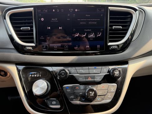 Used 2023 Chrysler Pacifica Touring-L FWD image 27