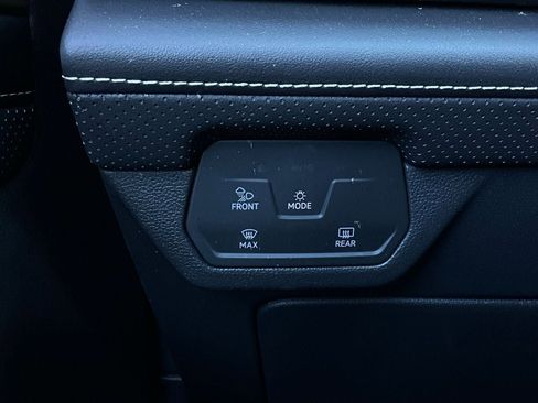 Used 2025 Volkswagen Atlas SE image 23