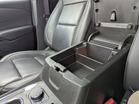 Certified 2023 Chevrolet Traverse LT w/ Rear Camera Mirror Package image 28