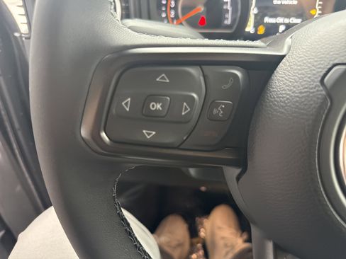 New 2025 Jeep Gladiator High Tide image 18