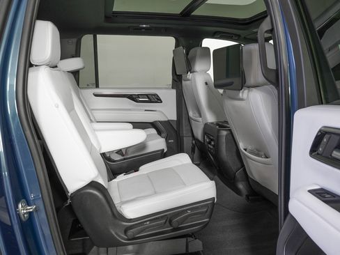 Used 2025 Chevrolet Suburban Premier image 10