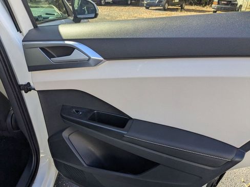 Used 2025 Volkswagen Taos SE image 27