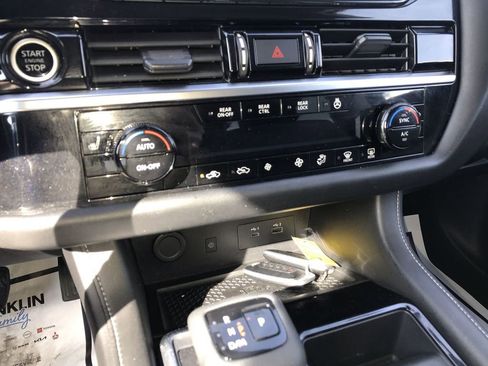 Used 2023 Nissan Pathfinder SL AWD/4WD image 19