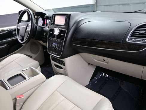 Used 2012 Chrysler Town & Country Touring-L w/ Entertainment Group #2 FWD image 14