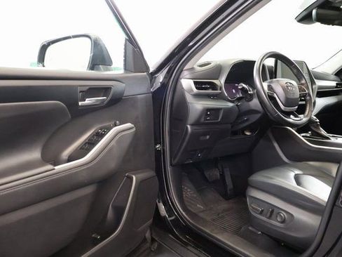 Certified 2023 Toyota Highlander XLE image 16