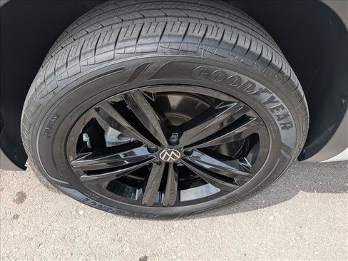 Used 2023 Volkswagen Atlas Cross Sport SEL R-Line AWD/4WD image 9
