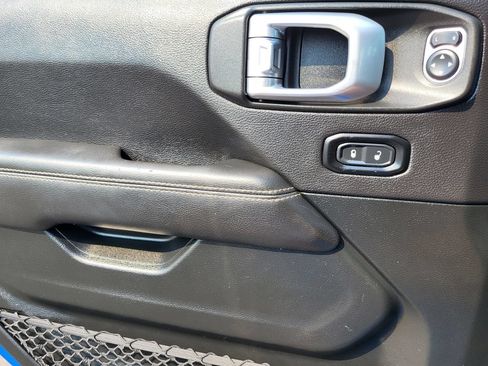 Used 2020 Jeep Gladiator Overland AWD/4WD image 25