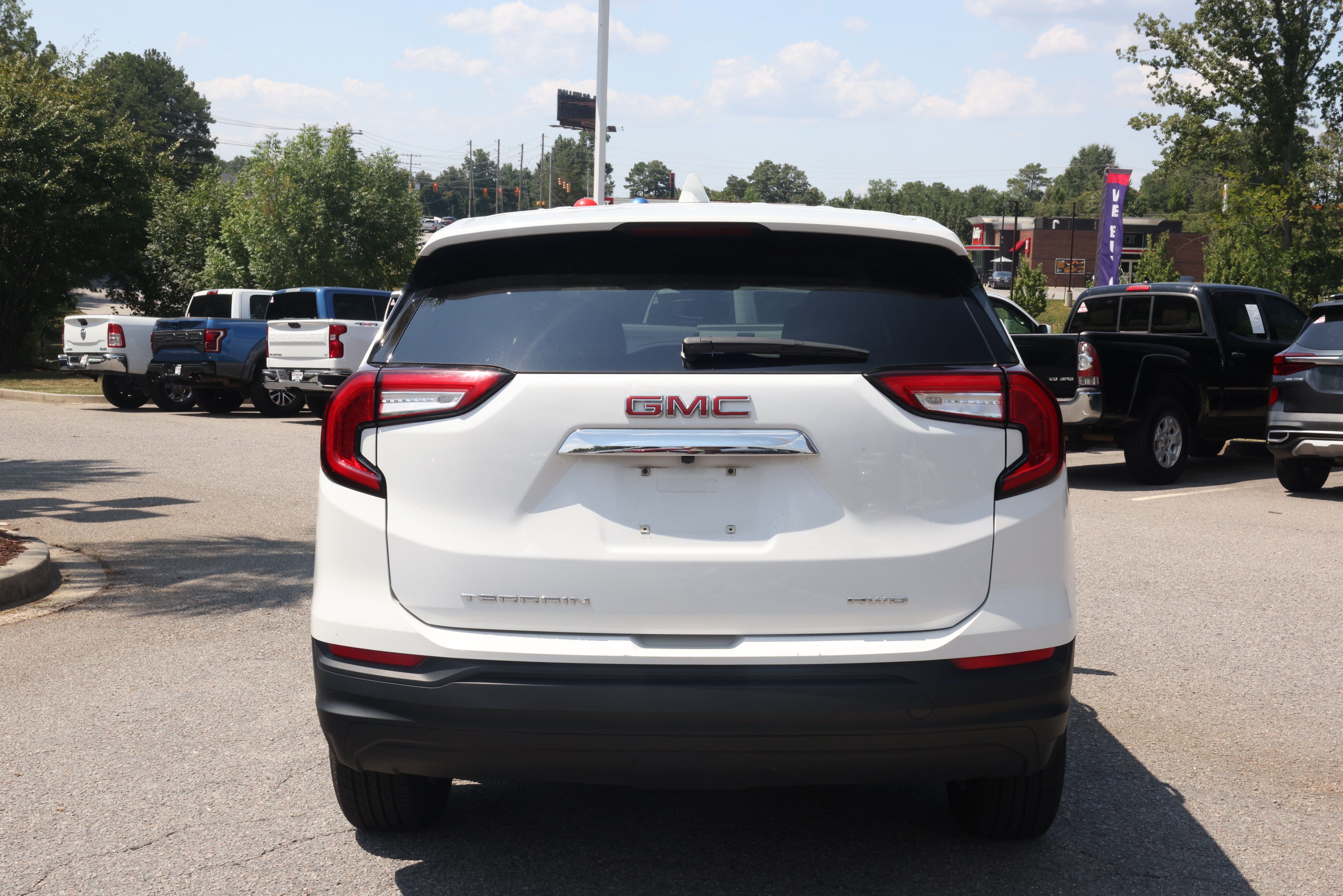 Used 2024 GMC Terrain SLE AWD/4WD image 3