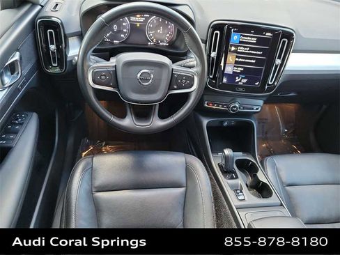 Used 2020 Volvo XC40 T4 Momentum image 10