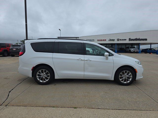 Certified 2022 Chrysler Pacifica Touring-L AWD/4WD image 9