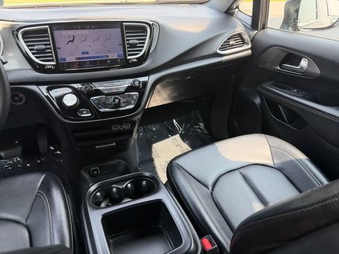 Used 2025 Chrysler Pacifica Select FWD image 33