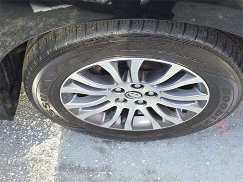 Used 2019 Toyota Sienna XLE image 5