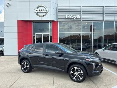 Used 2025 Chevrolet Trax RS w/ Driver Confidence Package FWD image 1