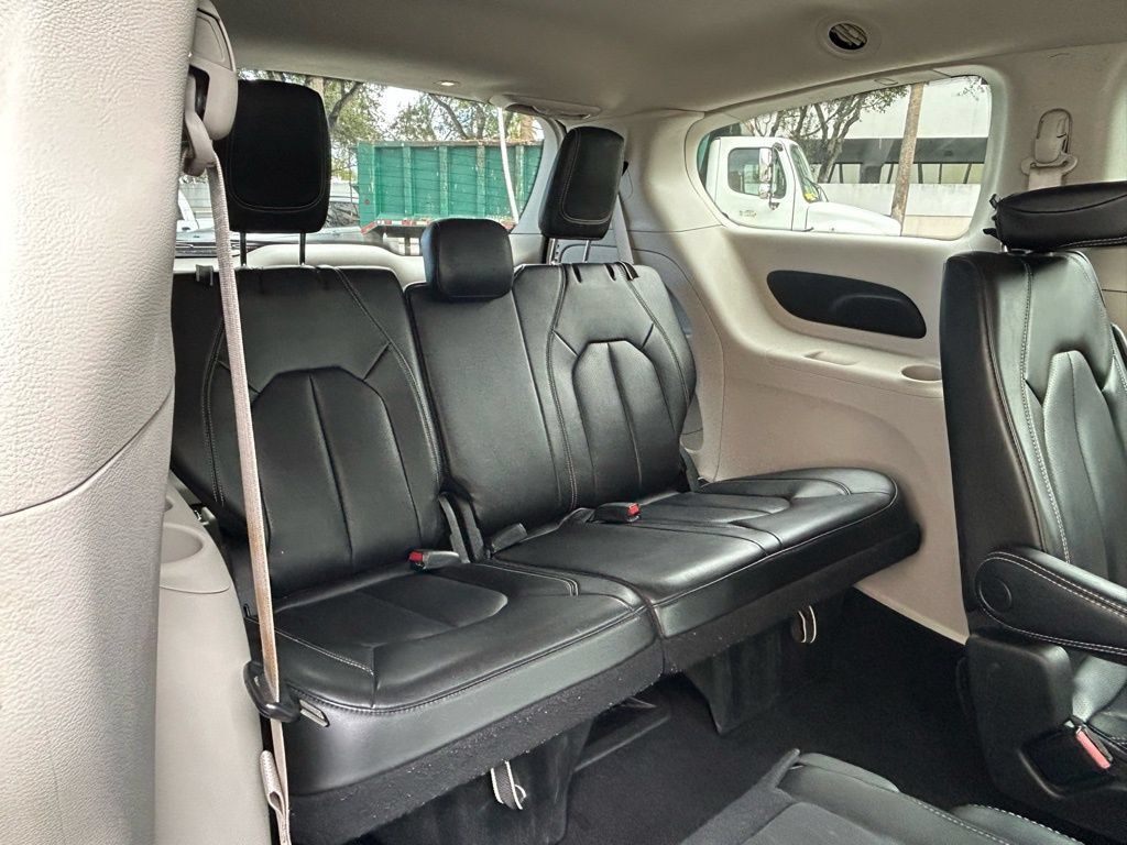 Used 2023 Chrysler Pacifica Touring-L FWD image 34