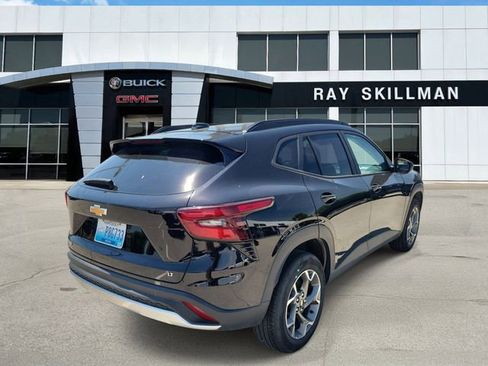 Used 2025 Chevrolet Trax LT w/ LT Convenience Package FWD image 4