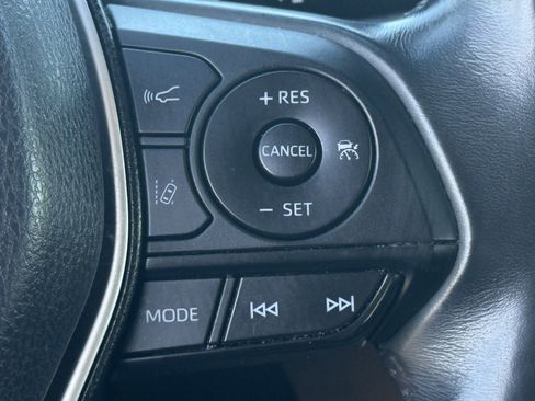 Used 2022 Toyota Venza LE image 19