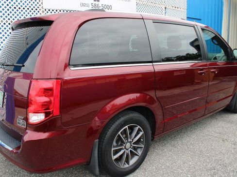 Used 2017 Dodge Grand Caravan SXT FWD image 5