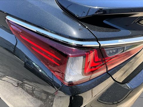 Used 2025 Lexus ES 300h w/ Premium Package FWD image 28