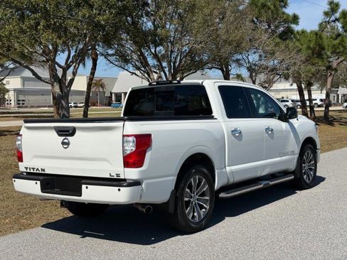 Used 2018 Nissan Titan SL image 5