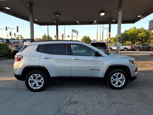 Used 2024 Jeep Compass Latitude AWD/4WD image 2