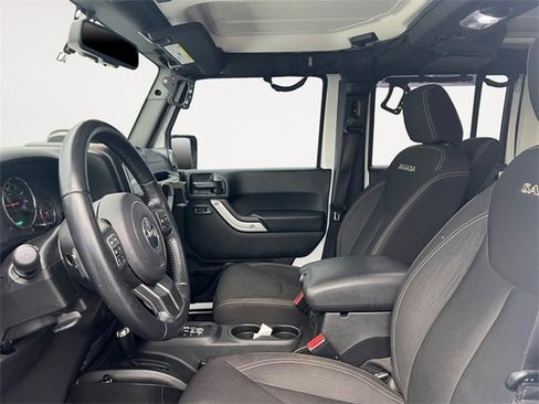 Used 2017 Jeep Wrangler Unlimited Sahara w/ Connectivity Group image 9