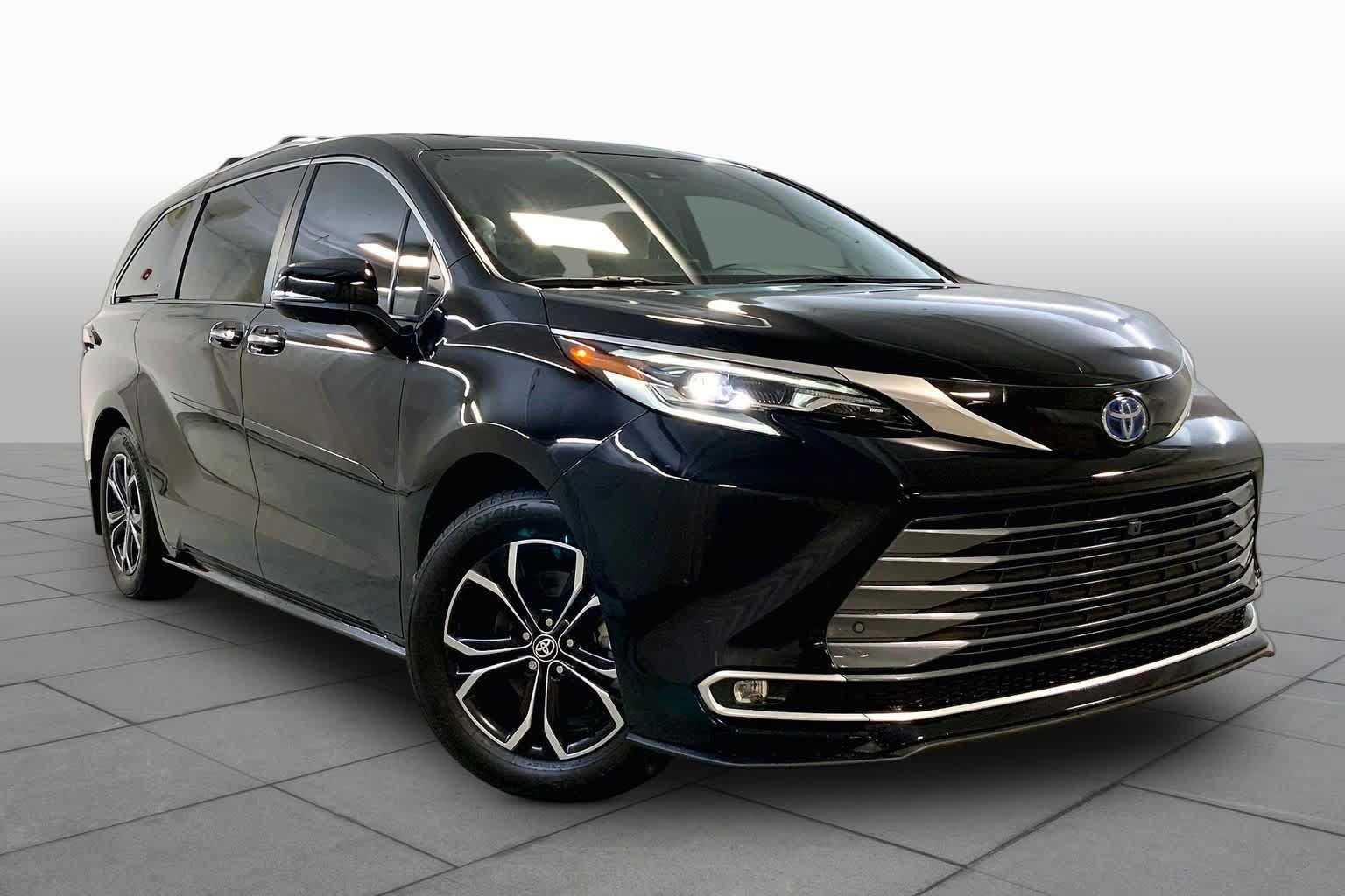 Used 2025 Toyota Sienna Platinum AWD/4WD image 2