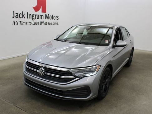 Used 2024 Volkswagen Jetta SE FWD image 2