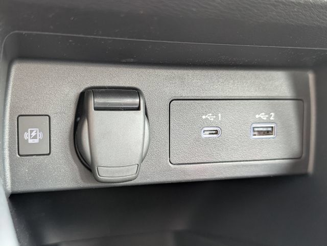 New 2025 Nissan Versa SR w/ Trunk Package FWD image 19