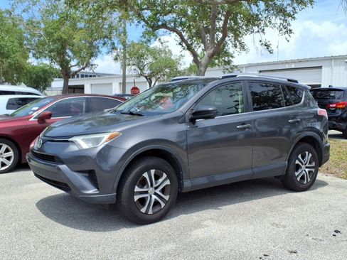 Used 2017 Toyota RAV4 LE FWD image 4