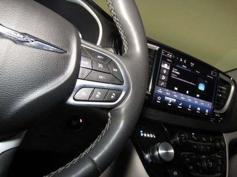 Used 2023 Chrysler Pacifica Touring-L image 6