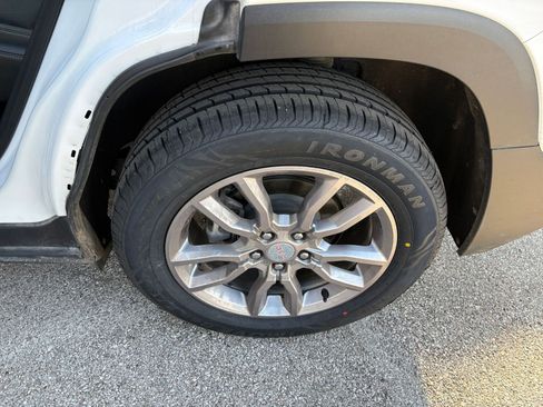 Used 2024 GMC Terrain SLT image 28