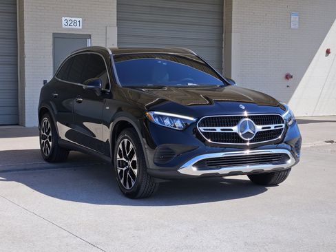 Used 2025 Mercedes-Benz GLC 350e 4MATIC image 3