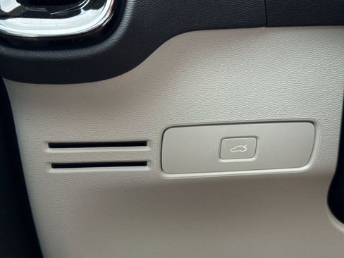 New 2026 Volvo XC40 B5 Ultra w/ Protection Package Premier image 19