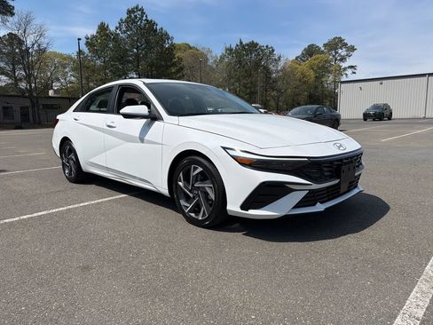 Used 2025 Hyundai Elantra SEL FWD image 4