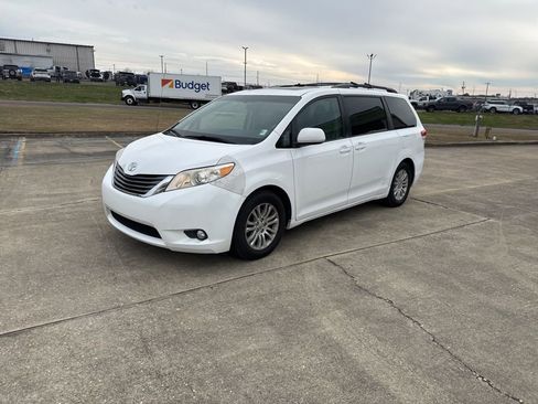 Used 2013 Toyota Sienna XLE image 6