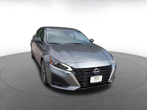 Used 2025 Nissan Altima 2.5 SV FWD image 3